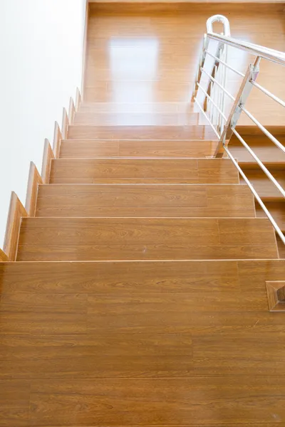 Interieur houten trap van nieuwe huis — Stockfoto