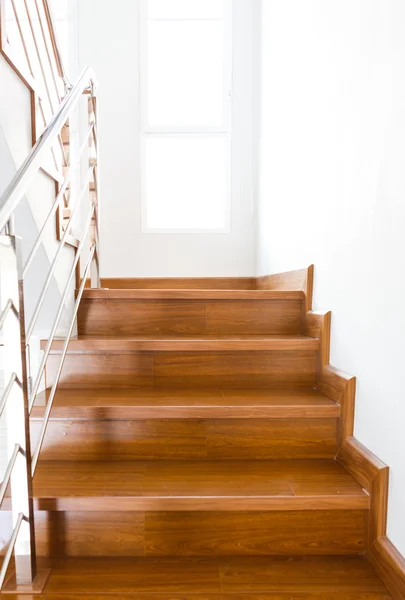 Внутренняя деревянная лестница нового дома — стоковое фото