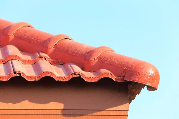 Roof under construction with stacks of roof tiles for home build — Stock Photo, Image