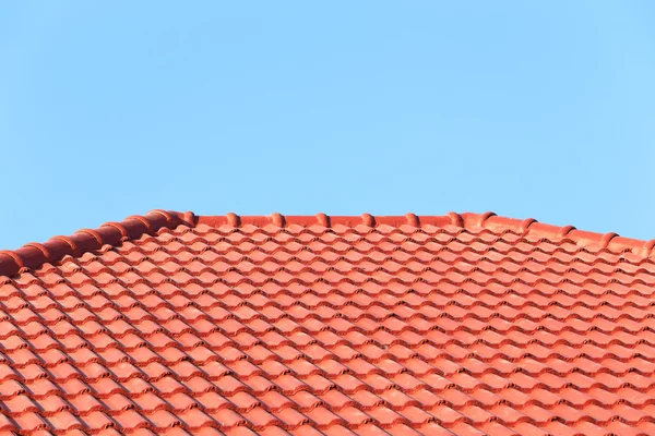 Dach z stosy dachówki na budowę domu w budowie — Zdjęcie stockowe