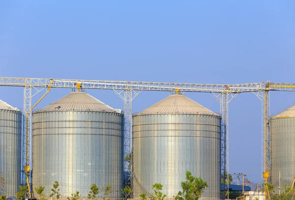 Usine usine contre ciel bleu — Photo