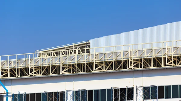 Bouwplaats voor metalsheet dak voorbereiden — Stockfoto