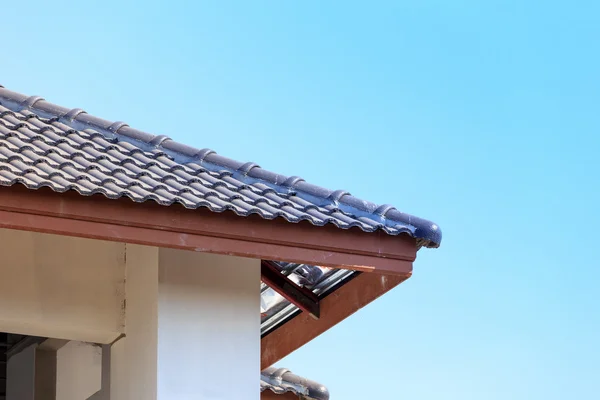 Dak geïnstalleerd voor nieuw huis — Stockfoto