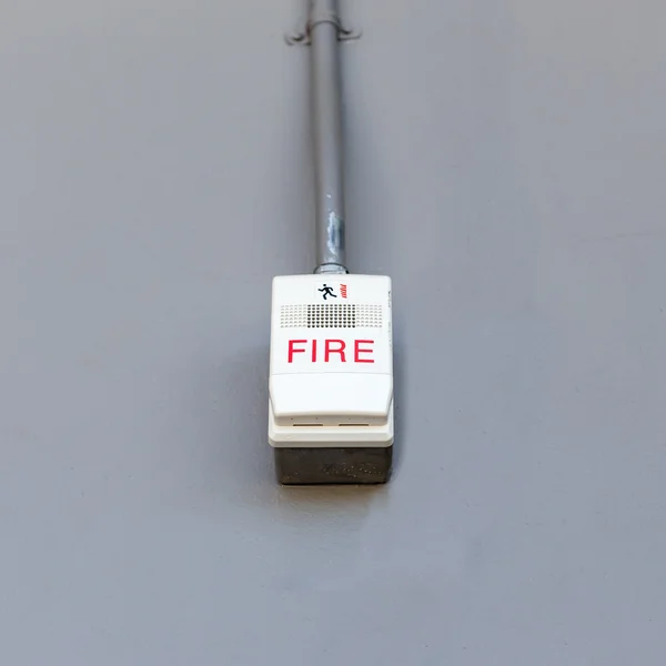 Alarm pożarowy na szarej ścianie — Zdjęcie stockowe