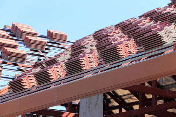 Taket under uppbyggnad med travar av takpannor för hem bygga — Stockfoto
