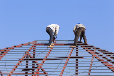 emek inşaat alanında çatı için çalışma hazırlamak 
