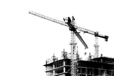 Mavi gökyüzü arka planında vinçleri olan inşaat alanı