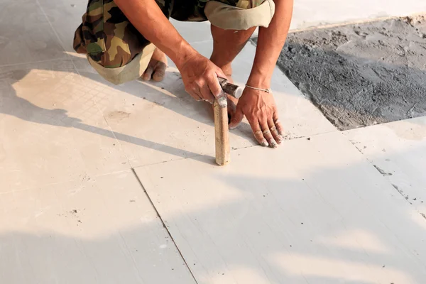 家を建てるのための床タイルのインストール — ストック写真