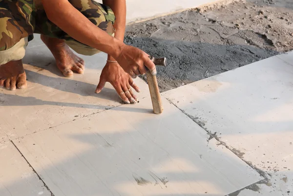 家を建てるのための床タイルのインストール — ストック写真