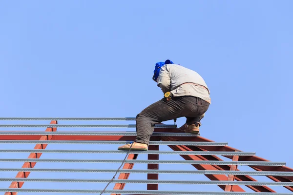 Labor working in construction site for roof prepare — Stock Photo, Image