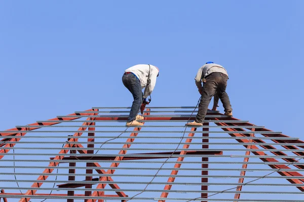 Przygotowanie pracy praca w budowie dachem — Zdjęcie stockowe
