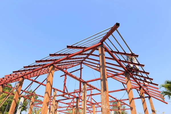 Mano de obra que trabaja en el sitio de construcción para el techo preparar —  Fotos de Stock