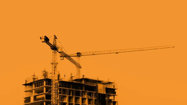 Canteiro de obras com guindastes sobre fundo céu azul — Fotografia de Stock