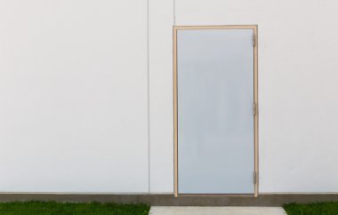 beyaz duvar gri kapı ile