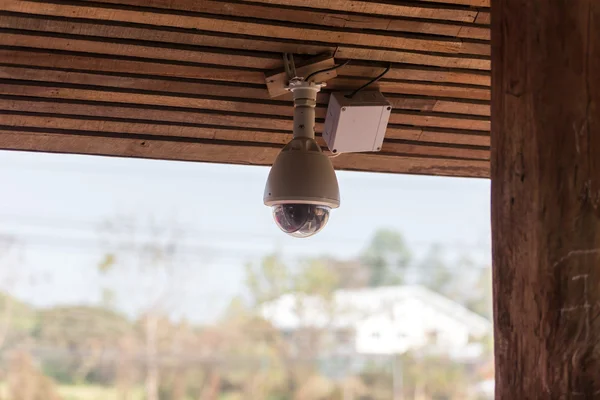 CCTV onder huis dak — Stockfoto