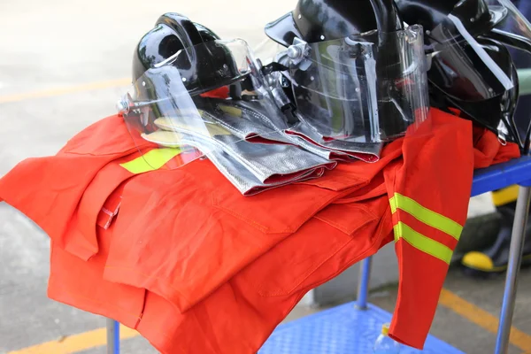 Seguridad uniforme para los bomberos — Foto de Stock