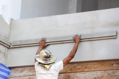İnşaat Duvarında Sıvacı Beton İşçisi 