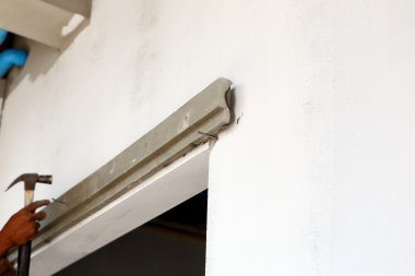 İnşaat Duvarında Sıvacı Beton İşçisi 
