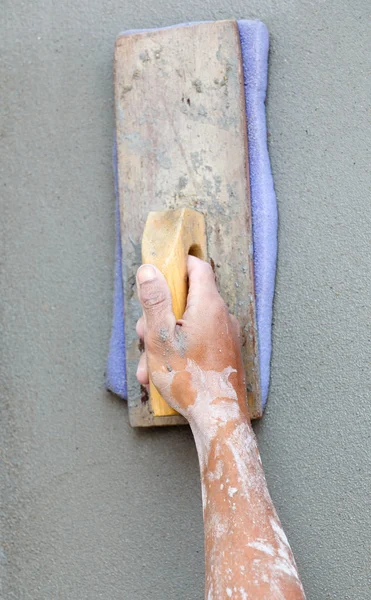 Empleador de hormigón yesero en la pared de la construcción de la casa —  Fotos de Stock