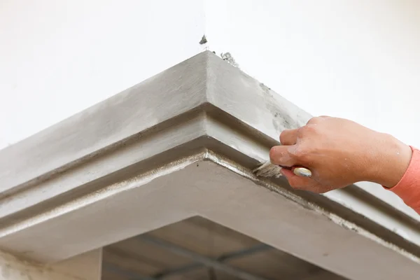 Штукатурщик бетона на стене домостроения — стоковое фото