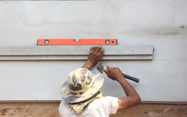 Nível de espírito usando para construção de casa — Fotografia de Stock