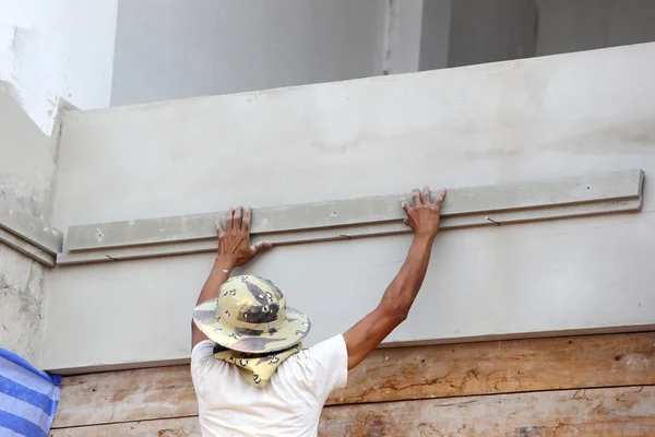 Tynkarz Beton Pracownik na ścianie budowy domu — Zdjęcie stockowe