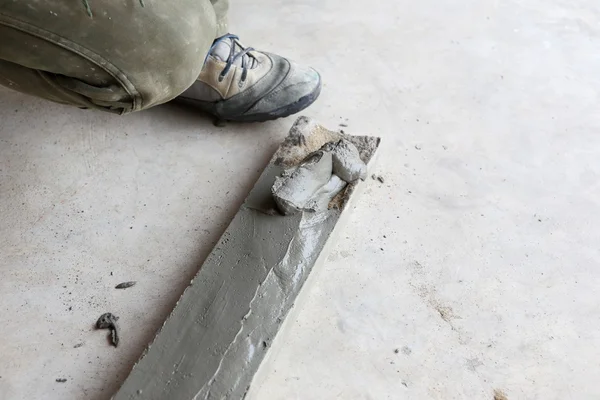 Plasterer concrete worker at wall of house construction — Stock Photo, Image