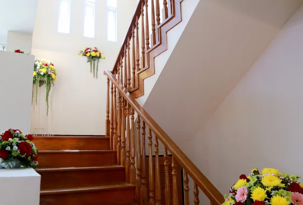 Invändig trätrappa med blomman av nya hus — Stockfoto