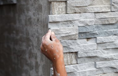 işçi evi için çimento ile taş duvar yüzeyi yükleyin