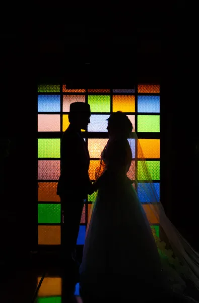 Silhouette romantisk scen av kärlek par på färgglada vägg — Stockfoto