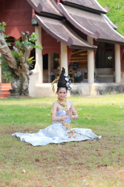 Femme en robe traditionnelle — Photo