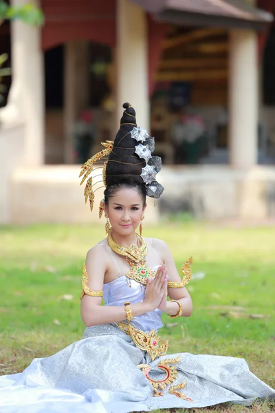 Mulher em vestido tradicional — Fotografia de Stock