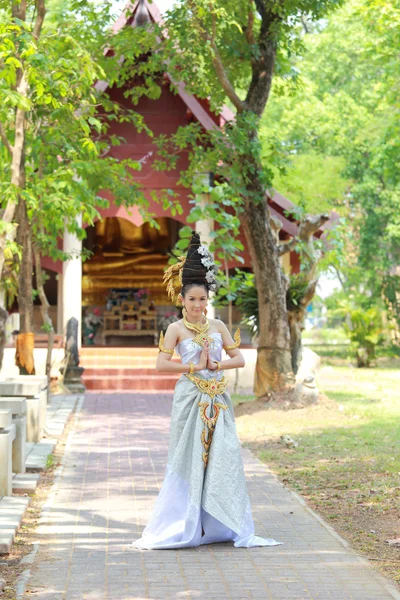 Mulher em vestido tradicional — Fotografia de Stock