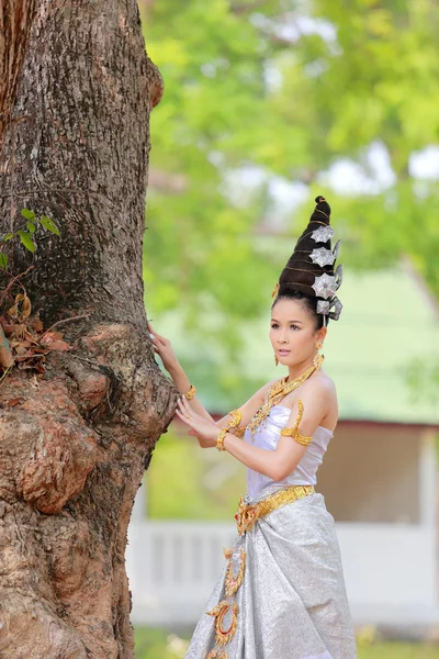 Femme en robe traditionnelle — Photo