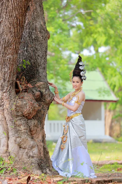 Femme en robe traditionnelle — Photo