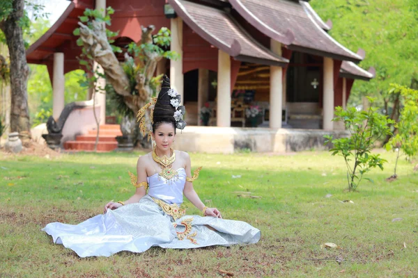 Femme en robe traditionnelle — Photo