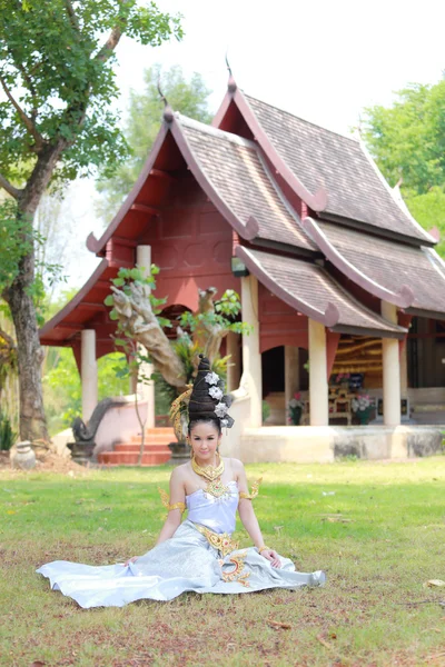 Frau in traditioneller Kleidung — Stockfoto