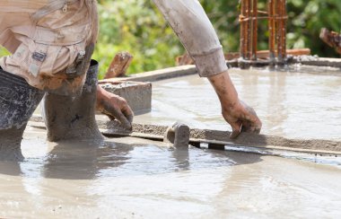 Sıvacı beton alt kat iş başında 