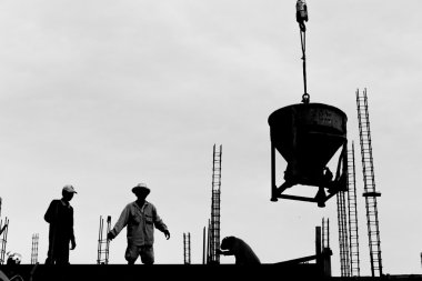 siluet emek inşaat sitesinde çalışıyor 