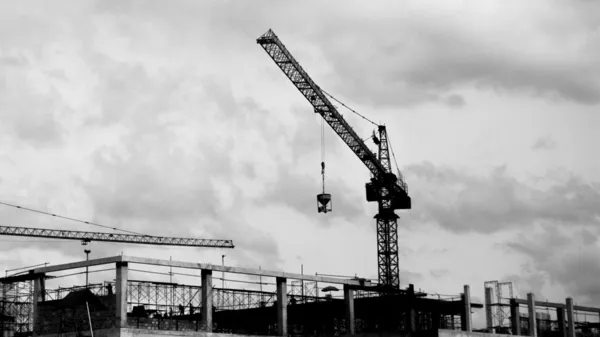 Byggeplads med kraner på silhuet baggrund - Stock-foto