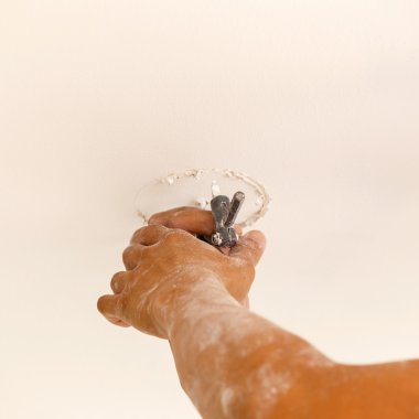 Downlight yüklemek yeni ev tavanda