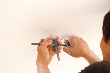 Downlight yüklemek yeni ev tavanda