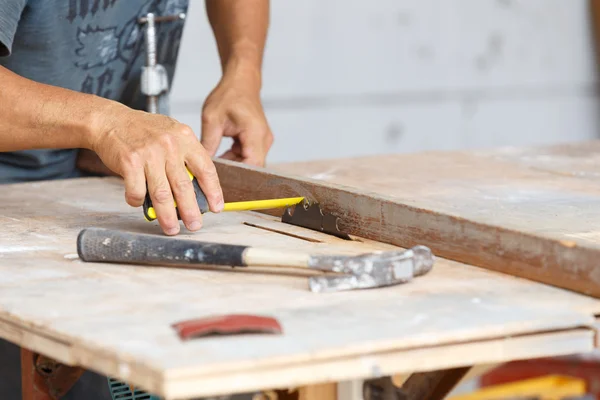 Carpinteiro cortar madeira para a construção da casa — Fotografia de Stock