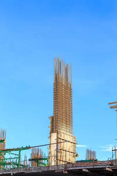 Budova cement pilíře v staveniště s modrou oblohou — Stock fotografie