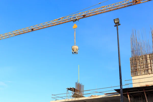 Kran och konstruktion byggnadsplatsen under blå himmel — Stockfoto
