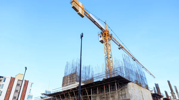 Baukran und Baustelle unter blauem Himmel — Stockfoto