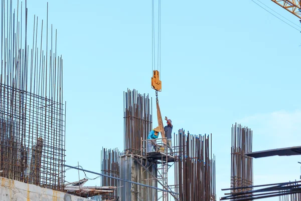 Main-d'œuvre travaillant sur chantier — Photo