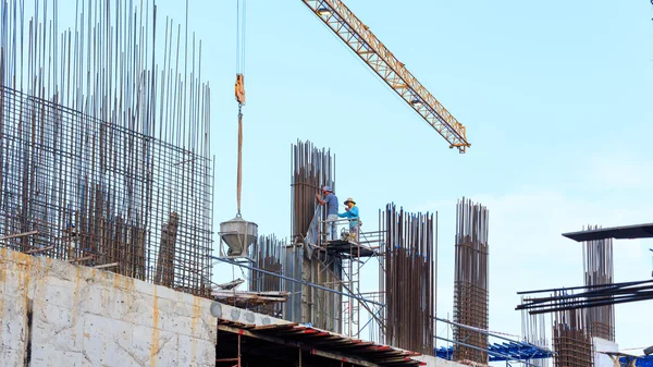 Trabalho que trabalha no canteiro de obras — Fotografia de Stock