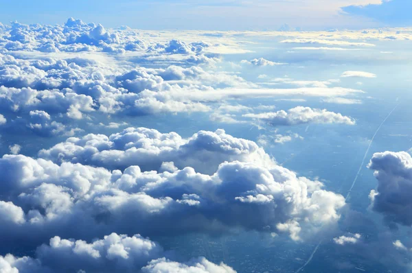 Nuvens no céu a partir de vista plana — Fotografia de Stock