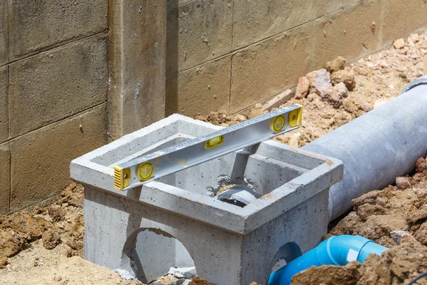 Wasserwaage für den Hausbau lizenzfreie Stockbilder